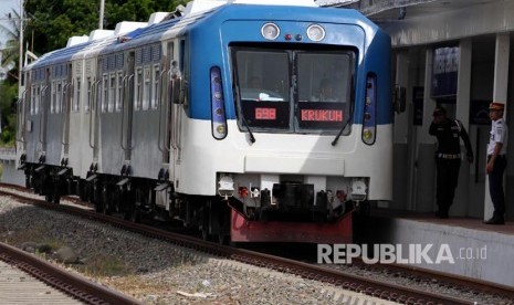 Kereta Api Cut Meutia (Pengganti Nama Kereta Api Perintis Aceh) melintasi stasiun Krueng Mane menuju stasiun Krueng Geukueh, Dewantara, Aceh Utara, Aceh. Kamis (3/8). 