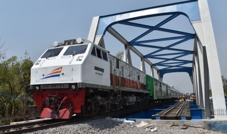 Kereta Api (KA) melintas di jembatan jalur ganda Kereta Api (KA) Lintas Selatan di antara Stasiun KA Geneng dan Stasiun KA Walikukun setelah dilakukan penggantian jembatan di Desa Tepas, Kecamatan Geneng, Kabupaten Ngawi, Jawa Timur, Kamis (22/8/2019). 