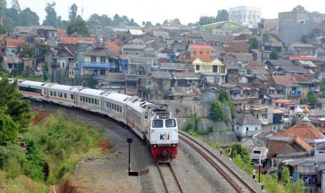 Train (KA) Pangrango Bogor-Sukabumi crossed in the area of Empang Village, Bogor City, West Java, Monday (11/4/2022).