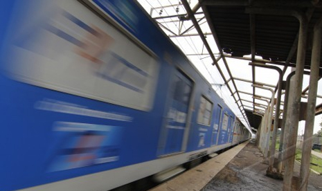 Kereta api listrik melintas di Stasiun Rawa Bebek, Bekasi, Jawa Barat, Jumat (7/1). 