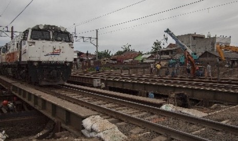 Kereta api melintas di Stasiun Tambun, Bekasi, Ahad (28/12).