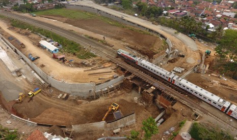 Kereta Api melintasi proyek underpass, di Jalan Jenderal Sudirman Purwokerto, Banyumas, Jateng, Jumat (2/11/2018). 