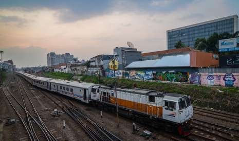 Kereta api memasuki Stasiun Bandung, Jawa Barat (ilustrasi)