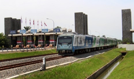 Kereta Api Railink tujuan Medan berangkat dari Stasiun Kereta Api Bandara di Deli Serdang, Sumatra Utara, Kamis (18/8). 