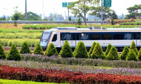 Kereta Api Railink tujuan Medan berangkat dari Stasiun Kereta Api Bandara di Deli Serdang, Sumatra Utara, Kamis (18/8).