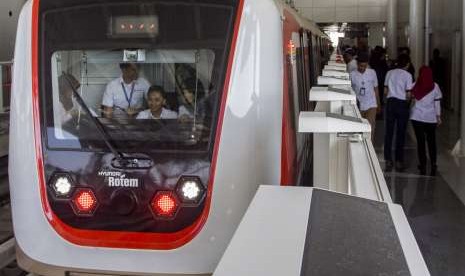 Kereta api ringan atau light rail transit (LRT) diuji coba dengan operasi terbatas di Stasiun Velodrome Rawamangun, Jakarta, Senin (10/9).