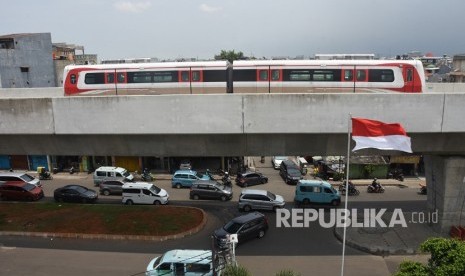 Kereta api ringan atau Light Rail Transit (LRT) melintas saat uji coba di lintasan koridor Kelapa Gading-Velodrome, Jakarta, Sabtu (16/2/2019).