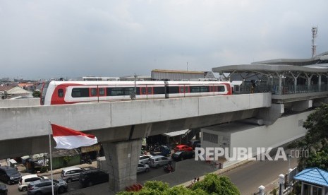 Kereta api ringan atau Light Rail Transit (LRT) melintas saat uji coba di Stasiun LRT Velodrome, Jakarta, Sabtu (16/2/2019).