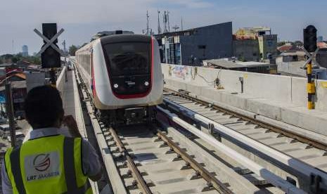 Kereta api ringan atau light rail transit (LRT) memasuki Stasiun Velodrome Rawamangun saat uji coba operasi terbatas LRT, di Jakarta, Senin (10/9). 