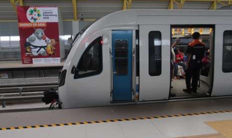 Kereta Api Ringan atau Light Rapid Transit (LRT) bersiap berangkat dari Depo Jakabaring Palembang, Sumatera Selatan, Selasa (28/8). 