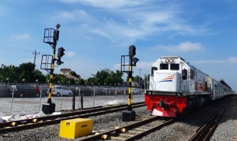 Kereta Api Sri Tanjung relasi Lempuyangan-Banyuwangi PP melintas di jalur ganda (double track) di Stasiun Kemiri, Kabupaten Karanganyar, Jawa Tengah, Selasa (5/3). Jalur rel ganda Palur-Kedungbanteng sepanjang 34 kilometer yang melintasi Kabupaten Karanganyar dan Sragen tersebut mulai dioperasikan pada Selasa (5/3). 