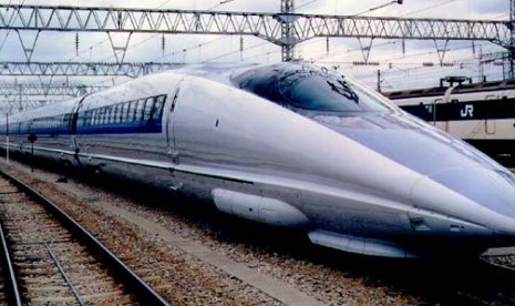 Kereta api supercepat Shinkansen rute Jakarta-Bandung.