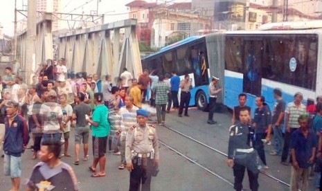 Kereta api (KA) menabrak bus Transjakarta di Gunung Sahari