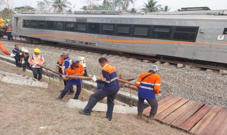 Kereta api yang anjlok di Kulonprogo.