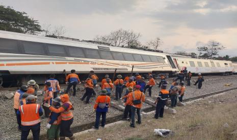 Kereta api yang mengalami anjlok di Kulonprogo sedang ditangani petugas.