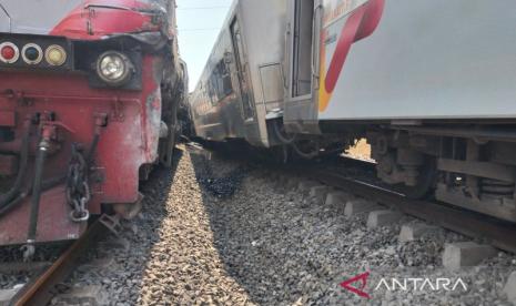 Kereta Argowilis dan Argo Semeru mengalami kecelakaan di Dusun Kalimenur, Kalurahan Sukoreno, Kabupaten Kulon Progo, Daerah Istimewa Yogyakarta, sekitar 13.30 WIB.