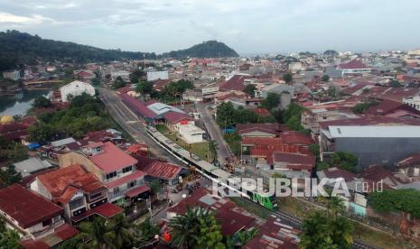 Kereta bandara Minangkabau Ekspres tiba di Stasiun Pulau Air, Padang, Sumatera Barat, Kamis (11/2/2021). PT KAI (Persero) mengaktivasi kembali operasional Stasiun Pulau air beserta jalur Simpang Haru - Pulau Air yang merupakan bagian dari jalur tertua di provinsi itu, dengan jadwal keberangkatan enam kali ke Bandara Internasional Minangkabau (BIM) dan tiket Rp10 ribu per orang. 