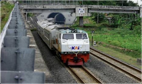 Kereta Bangunkarta relasi Stasiun Jombang-Pasar Senen.