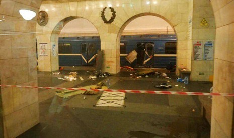  Kereta bawah tanah yang terkena ledakan di stasiun kereta bawah tanah Tekhnologichesky Institut di St Petersburg, Rusia, Senin (3/4).