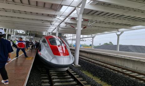 Kereta Cepat Jakarta Bandung (ilustrasi). Presiden Joko Widodo (Jokowi) menerima kunjungan kehormatan Menteri Luar Negeri (Menlu) Republik Rakyat Cina Qin Gang di Istana Merdeka Jakarta, Rabu (22/2/2023). Dalam pertemuan tersebut, Jokowi membahas penyelesaian proyek kereta cepat Jakarta-Bandung.