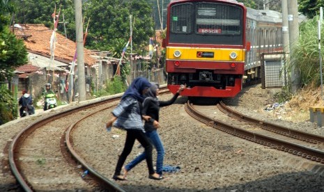 Kereta Commuter Line melintas / Ilustrasi 