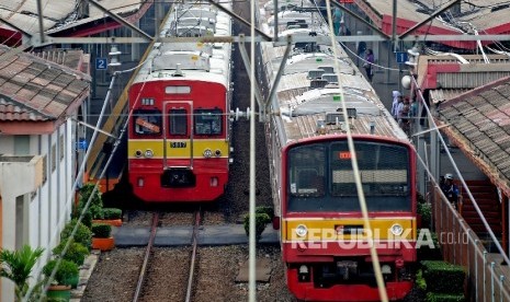 Kereta Commuter Line melintas di perlintasan kereta Pasar Minggu Baru, Jakarta, Senin (9/1).