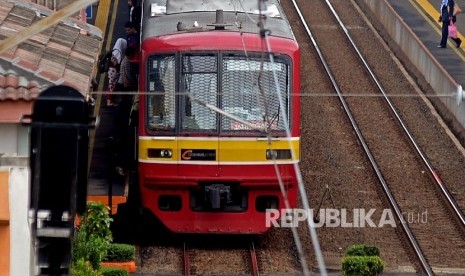 Kereta Commuter Line melintas di perlintasan kereta Pasar Minggu Baru, Jakarta, Senin (9/1).