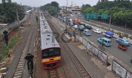 Kereta commuter line tujuan Bekasi-Kota melintas di kawasan Jatinegara, Senin (13/4). (Republika/Edwin Dwi Putranto)