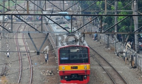 Kereta commuter line tujuan Bekasi-Kota melintas di kawasan Jatinegara, Senin (13/4). (Republika/Edwin Dwi Putranto)