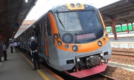 Kereta Commuterline relasi Jakarta Kota-Tanjung Priok berada di Stasiun Kota, Jakarta, Senin (21/12).  (Republika/Yasin Habibi)