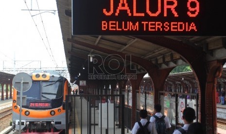 Kereta Commuterline di stasiun Jakarta Kota (ilustrasi). 