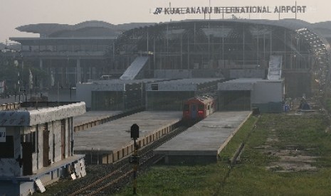 Kereta dengan rute Medan-Bandara Kualanamu.