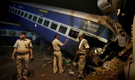 Kereta ekspres tergelincir di dekat Khatauli di negara bagian Uttar Pradesh, India.