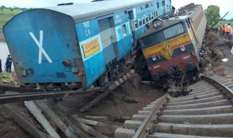 Kereta Kamayani Express tergelincir dan masuk ke Sungai Madya Pradesh, India, Selasa (4/8).