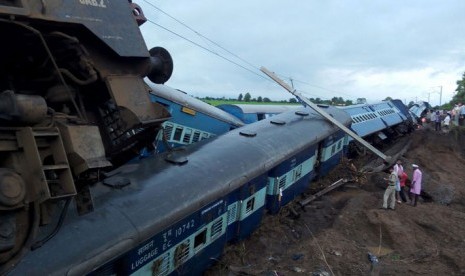 Kereta Kamayani Express yang tergelincir di Madhya Pradesh, India, Selasa tengah malam (4/8)..