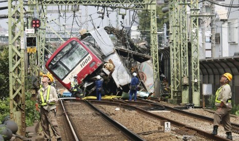 Kereta Keikyu Express tampak keluar dari relnya setelah menghantam truk di Yokohama, dekat Tokyo, Kamis (5/9). 