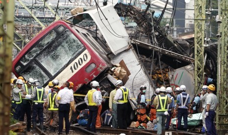 Kereta Keikyu Express tampak keluar dari relnya setelah menghantam truk di Yokohama, dekat Tokyo, Kamis (5/9). 