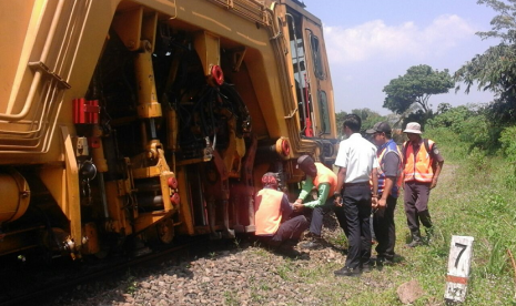 Kereta khusus pemeliharaan jalur rel (MPJR) milik PT KAI anjlok di antara Stasiun Plered dan Cikandongdong, Kabupaten Purwakarta, Rabu (9/5). Anjloknya kereta khsusu ini, tak mengganggu perjalanan rangkaian kereta lainnya