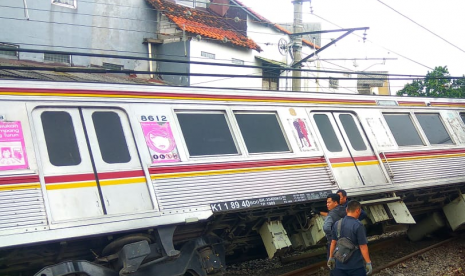 Kereta Komuter Lintasan Bogor-Jakarta Kota tergelincir di di petak jalan antara Cilebut - Bogor, Ahad (10/3).