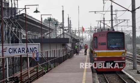  Kereta KRL Commuter Line tujuan Bekasi-Cikarang melintas di Stasiun Cikarang, Jawa Barat.