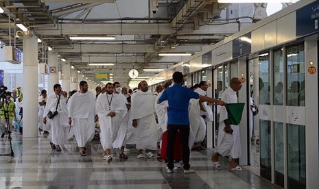    Kereta Mashair melayani transportasi jamaah haji di Mina, Arafah dan Muzdalifah.  (Sabq/Abdul Malik Surur)