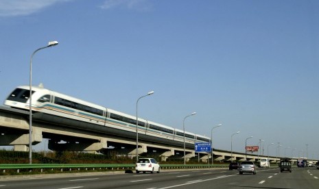 Kereta melintas di Shanghai, Cina.