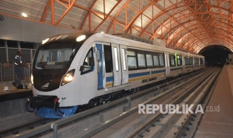 Uji Coba Kereta LRT di Palembang Lancar