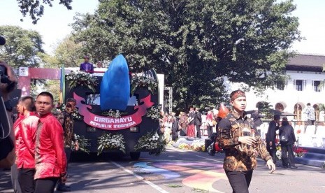 Kereta Pancasila yang dinaiki oleh Presiden Joko Widodo melintas di depan Gedung Sate, Kota Bandung dalam acara Karnaval Kemerdekaan, Sabtu (26/8).