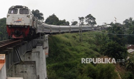 Kereta Pangrango jurusan Sukabumi- Bogor, melintas dii lintasan rel satu jalur di kawasan Cigombong, Kabupaten Bogor, Jawa Barat, Jumat (29/6).