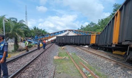 Kereta pengangkut batu bara tertimpa besi proyek pembangunan jalan layang di perlintasan Bantaian, petak Jalan Gunung Megang- Penanggiran, Kabupaten Muara Enim, Sumatra Selatan, Kamis (7/3/2024).