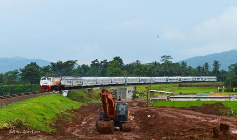 Kereta Purwojaya relasi Gambir-Cilacap.