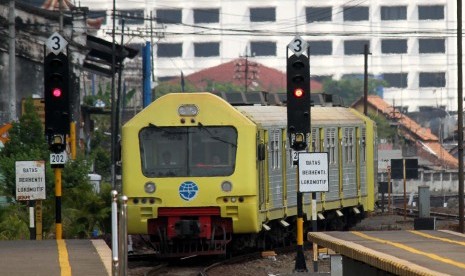 Kereta rel diesel Prambanan Ekspres hendak memasuki Stasiun Lempuyangan Yogyakarta.