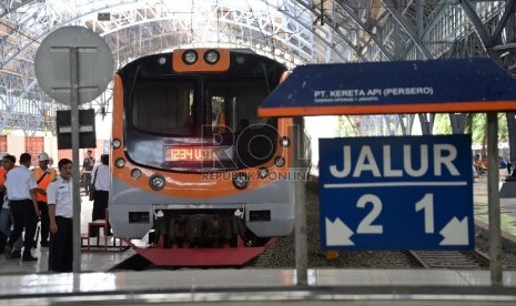 Kereta Rel Listrik (KRL) berhenti di Stasiun Tanjung Priok, Jakarta Utara, Senin (23/11).  (Republika/Yasin Habibi)