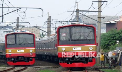 KAI Commuter mencatat penurunan pengguna kereta rel listrik (KRL) setelah penerapan Pemberlakukan Pembatasan Kegiatan Masyarakat (PPKM) Mikro. Pekan lalu, volume pengguna KRL pada hari kerja sekitar 1,8 juta orang atau 367.065 pengguna perhari atau berkurang 20 persen dibanding dua pekan lalu sebelum penerapan PPKM Mikro yang mencapai 2,3 juta pengguna atau 461.386 pengguna per hari. (Foto ilustrasi KRL Commuter)